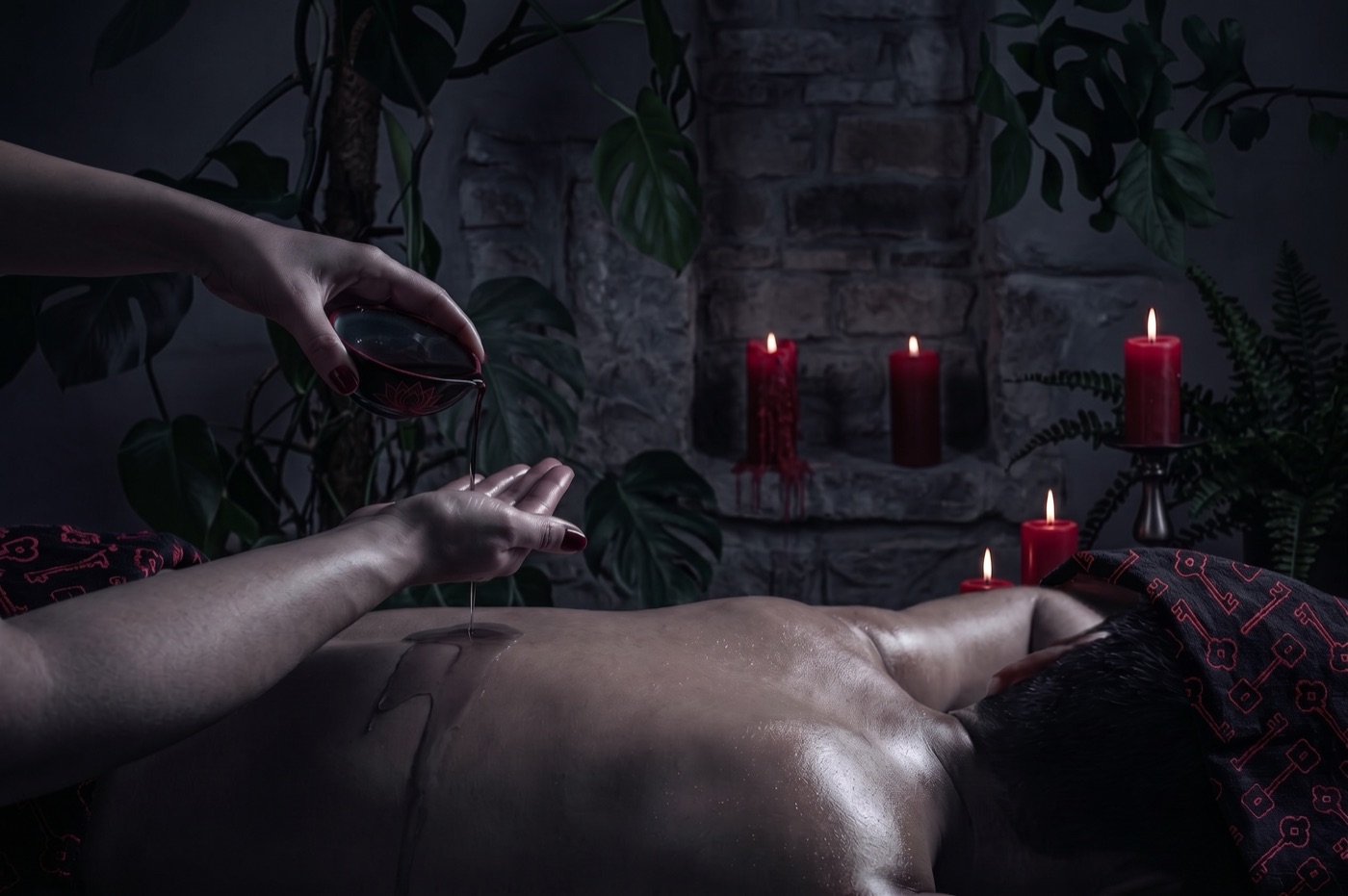 Aceite cayendo sobre la espalda durante el ritual